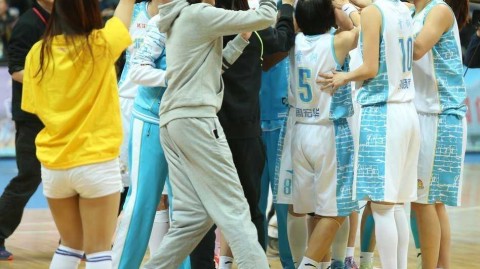 京城玫瑰傲霜开：北京女篮力克卫冕冠军挺进半决赛