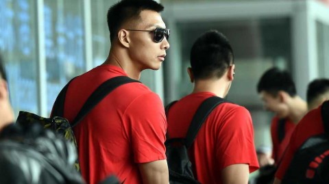 男篮蓝衣战袍集结号响 备战奥运阵中笑声扬