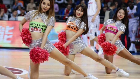 赛场边的热舞精灵：CBA啦啦宝贝的性感与激情