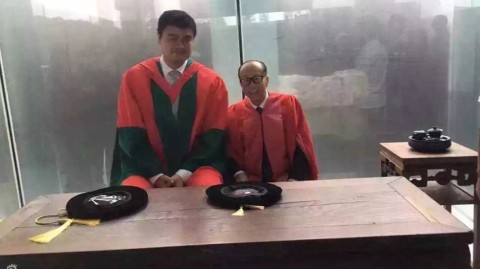 巨人牵手超人 姚明李嘉诚汕大同框送毕业祝福