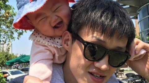 陪伴是最长情的告白：奶爸周鹏和女儿的幸福时光