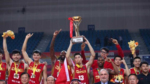 新疆男篮亚冠加冕，可兰白克高举奖杯映照亚洲之巅