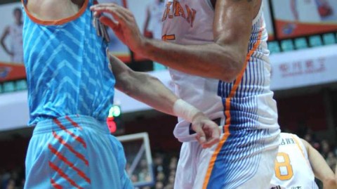 CBA赛场火爆一幕：周琦遭锁喉怒挥拳引发冲突