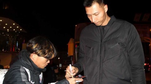 齐鲁烽火再燃：广东宏远众将兵临济南，山东球迷热情相迎