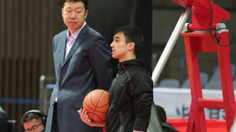 王治郅赛场之外的温情守望 现身宁波赛前训练馆