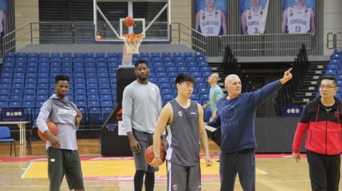 青岛男篮新援梅斯火线加盟 备战训练力求重塑内线强度