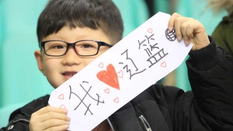 冰火之歌：辽篮主场大胜夜，小球迷暖心上演“真情告白”