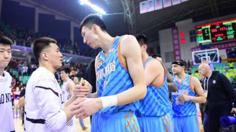 催泪回顾：疆辽大战背后的兄弟情，周琦拥抱兰多夫，郭士强寄语成永恒