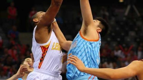 深圳内线巨兽空砍五十五分 新疆众将下起三分雨客场破敌