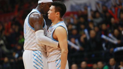 红山烽火再燃：新疆辽宁季后赛宿敌战，那些年的热血与拥抱