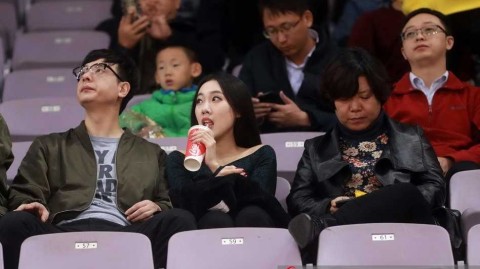 京城新势力御敌记：马布里率北控力斩山东高速，场边美女球迷成另类风景