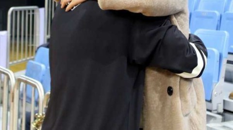 别离五个月的拥抱：孟达返乡携孕妻赛场诉相思