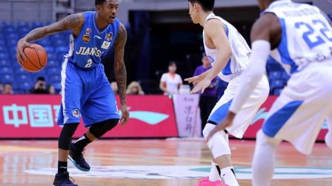 齐鲁德比遭双杀，巩晓彬直指防守痼疾，布鲁克斯准三双闪耀岛城