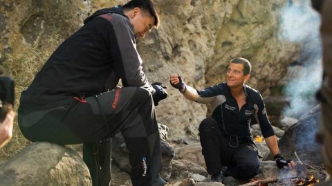 站在食物链顶端的巨人：贝尔递蛆喂姚明，荒野求生上演最强对决