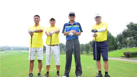 绿茵挥杆映友情：高尔夫赛事中的温馨瞬间