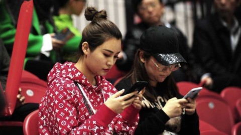 疆辽大战温情一幕：李根爱妻丸子头造型惊艳看台