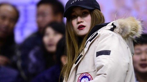 辽疆大战之外的风景 本溪赛场美女球迷巧笑嫣然