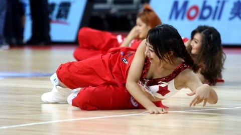 天河体育馆的冬日热浪：广州龙狮激战新疆广汇，篮球宝贝舞动羊城