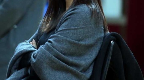 青岛主场那一抹亮色：高颜值女球迷的冬日热情