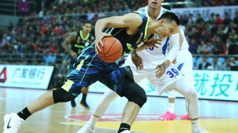 易建联超级两双统治赛场，广东客场惊魂三分险胜青岛