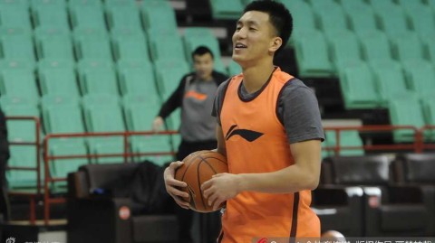 辽篮备战京辽大战：郭艾伦伤愈开怀大笑 杨鸣搞怪抢镜