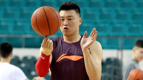 疆粤大战前奏：周琦遭球探围观测评，史蒂芬森首训秀暴扣，李根李学林老友重逢叙旧