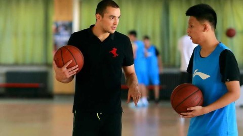 西热力江的夏日播种 篮球训练营里指点江山