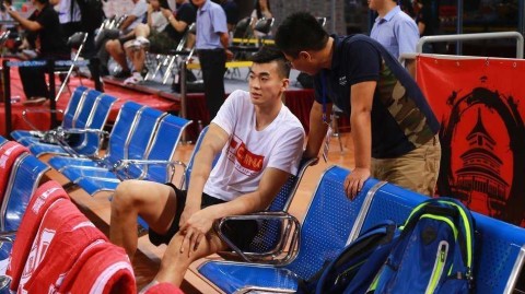 斯杯赛场边的无奈与期许 李慕豪的坎坷篮球路