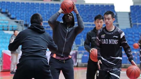 中国男篮职业联赛第十九轮前瞻：辽宁衡润队训练备战 兰多夫发型随意似邻家大男孩