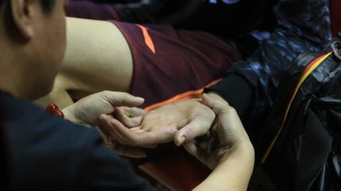 总决赛浴血奋战，周琦拇指骨折坚持训练