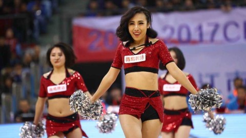 江苏肯帝亚篮球宝贝圣诞热舞，冬日球场绽放如火热情