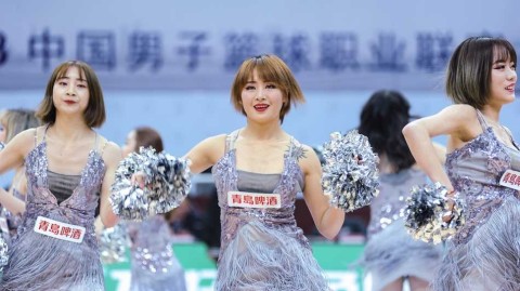 燃情手杖舞点燃金陵夜，肯帝亚宝贝演绎别样篮球风