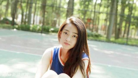 泳池边的傲娇比心：邻家女孩王艺诺的复古休闲时光