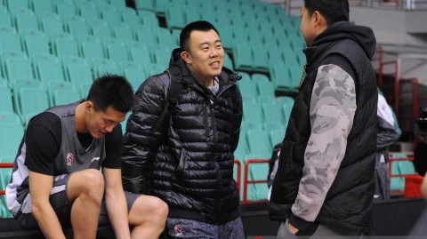 辽篮新阵磨枪静候八一，韩德君拥抱大郅传承一段佳话