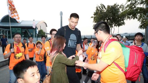 球迷热情接风，华南虎踏上逆袭征途