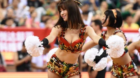 复古风情点燃篮球盛夏 斯杯赛场啦啦队演绎热辣助威