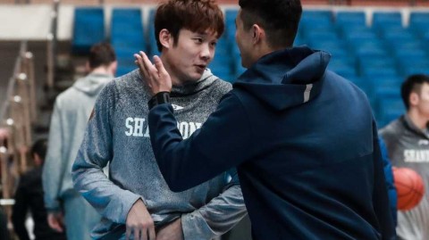 京鲁大战前温情脉脉，翟晓川与丁彦雨航训练场互动的兄弟情