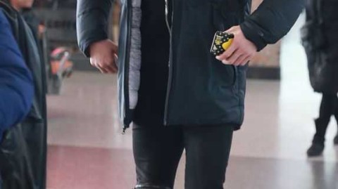 郭艾伦机场邂逅迷妹追随，怠惰神情难掩耐心善意