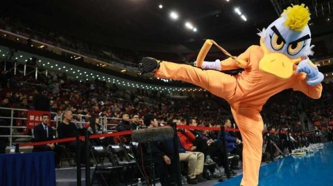 京城德比前夕，首钢霹雳鸭五棵松“踢”出龙魂——记李小龙造型抢镜之夜