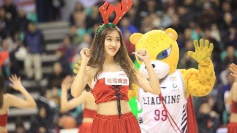 辽宁男篮主场大捷，赛场“鹿女郎”热舞点燃冬日激情