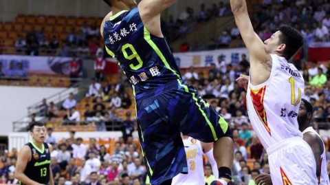 易建联王者归来：后仰跳投与霸气扣篮铸就的传奇之夜