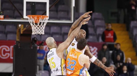 京城的寒夜与不熄的战火：北控双加时憾负上海，马布里时代的热血一页