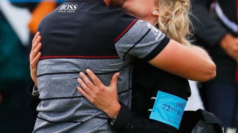 绿茵场外的柔情时刻：高尔夫球星与伴侣们的温馨画卷