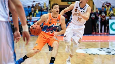 CBA第五轮焦点战：上海客场大逆转四川，送对手五连败