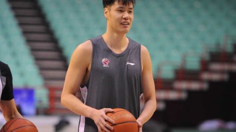 辽篮赛前备战欢乐多，郭艾伦搞怪耍宝成“开心果”