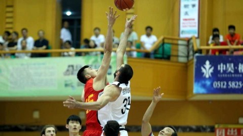 男篮蓝队热身激战格鲁吉亚 常林伤指方硕关键球