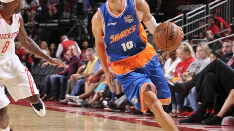 姚明见证下的历史性对决：火箭季前赛大胜上海大鲨鱼