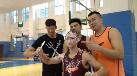 赵继伟生日蛋糕拍脸仪式 周琦一旁偷笑被捕捉