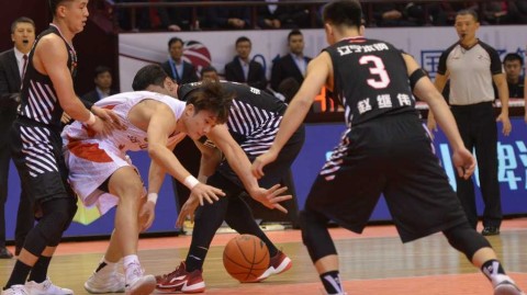 丁彦雨航重伤之夜回首望，那两针封闭如何改写了中国篮球的十年锋线命运