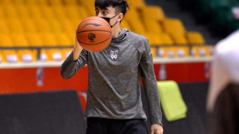 上海男篮迎来生死劫：齐鲁之战虽败，不屈斗志仍存季后赛希望